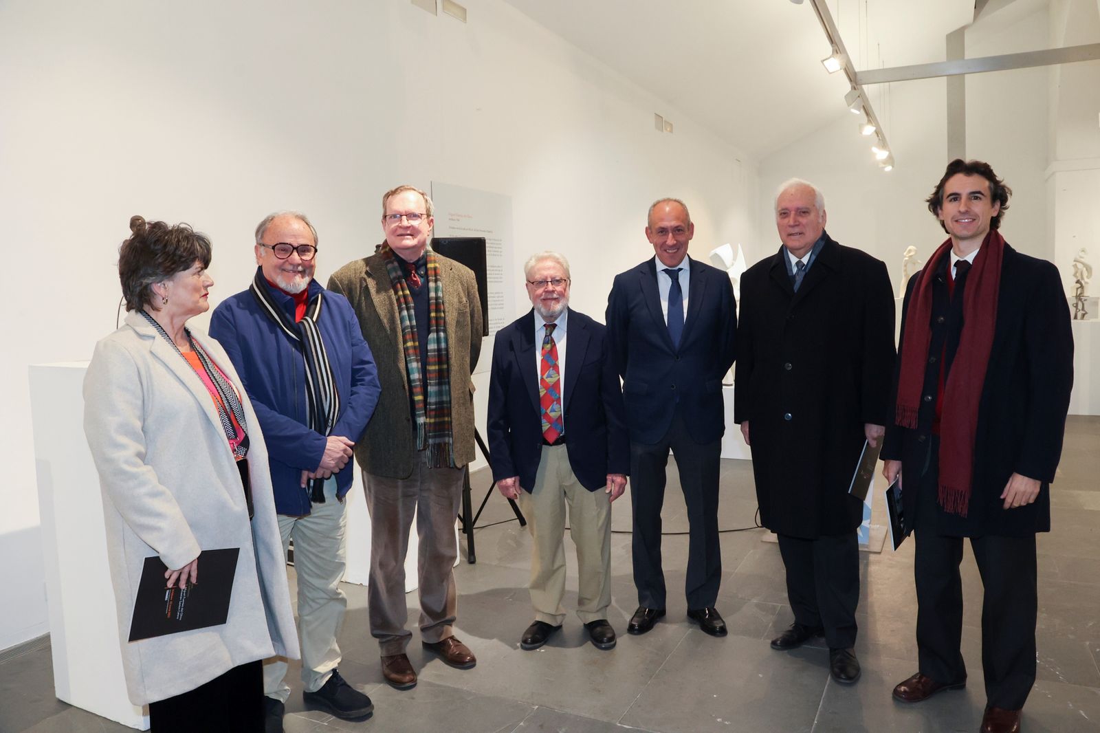 De izda. a dcha., la concejala de Cultura del Ayuntamiento de Tomares, el escultor Sebastián Santos Calero, el comisario de la Exposición, Juan Fernández Lacomba, el escultor Miguel Fuentes del Olmo, el acalde de Tomares, José María Soriano, el presidente de la Real Academia de Bellas Artes de Santa Isabel de Hungría en Sevilla, Juan Miguel González, y el historiador del Arte, Jesús Rojas-Marcos, autor del texto biográfico del catálogo de la exposición.