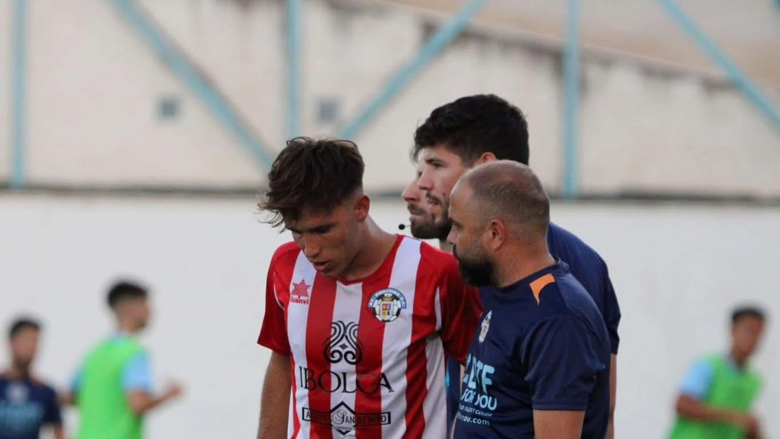 Raúl Gutiérrez da indicaciones en un choque del año pasado a Álvaro Sierra.