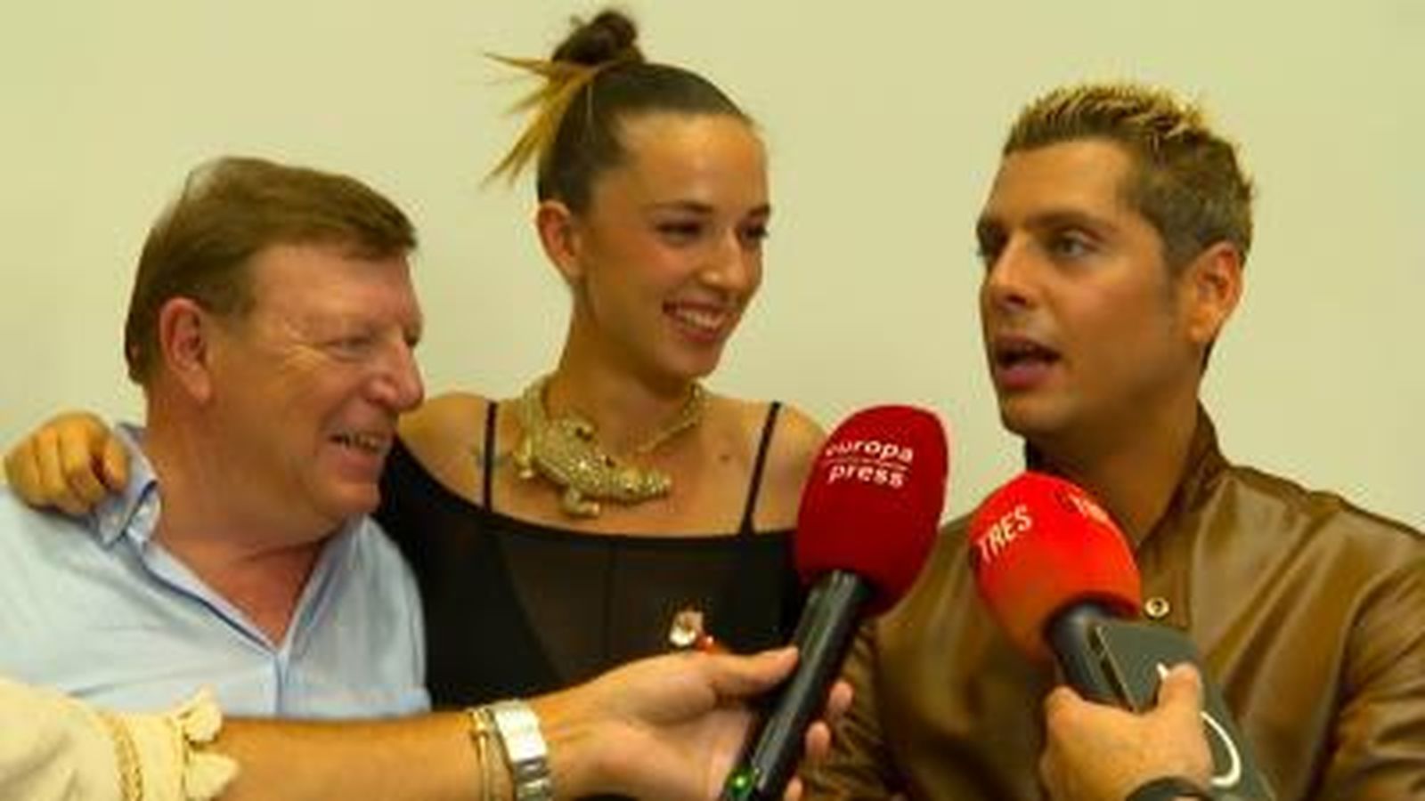 Eduardo Casanova habla a los medios con Palito Dominguín y César Cadaval en el FesTVal de Vitoria