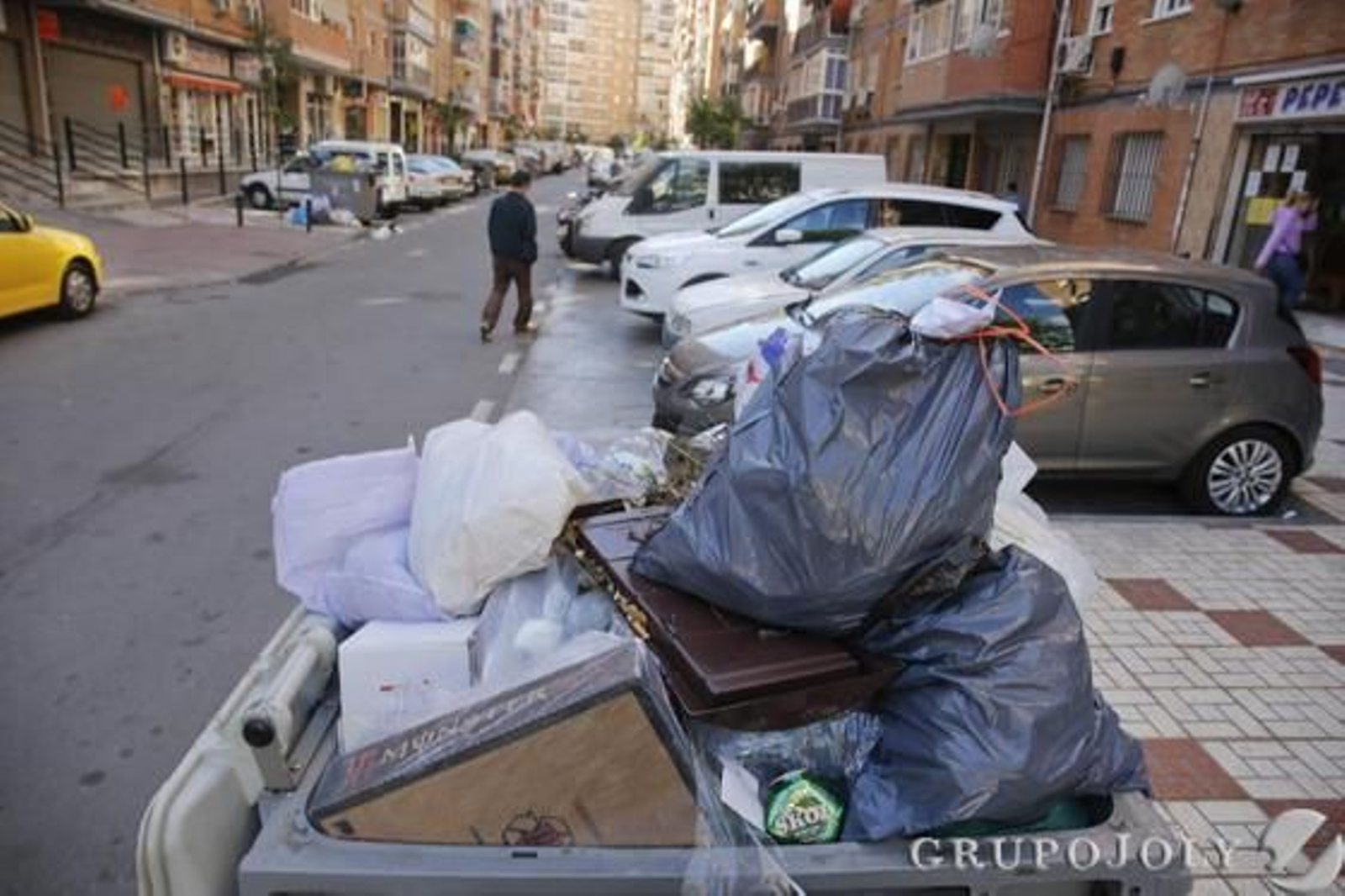 Imágenes de la huelga de basura de Limasa en diferentes distritos