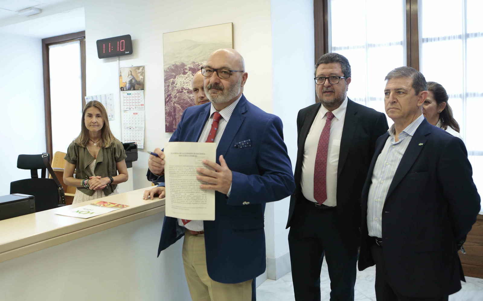 Alejandro Hernández, con la enmienda al Presupuesto, antes de entregarla en el registro.