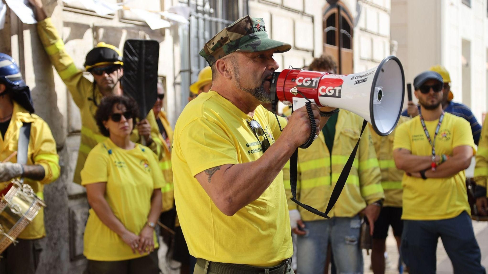 La protesta de los bomberos forestales del Infoca en Málaga