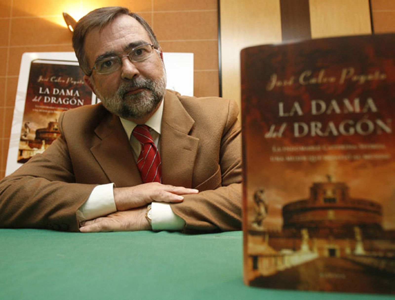 "En mis novelas debo resolver el pulso entre el escritor y el historiador"