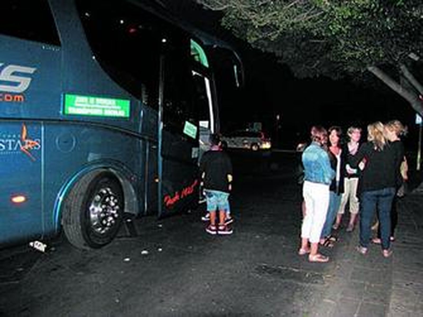 Alumnos y madres, ayer a las 7:15 en la plaza Sandro Botticelli junto al autobús que les lleva al instituto.