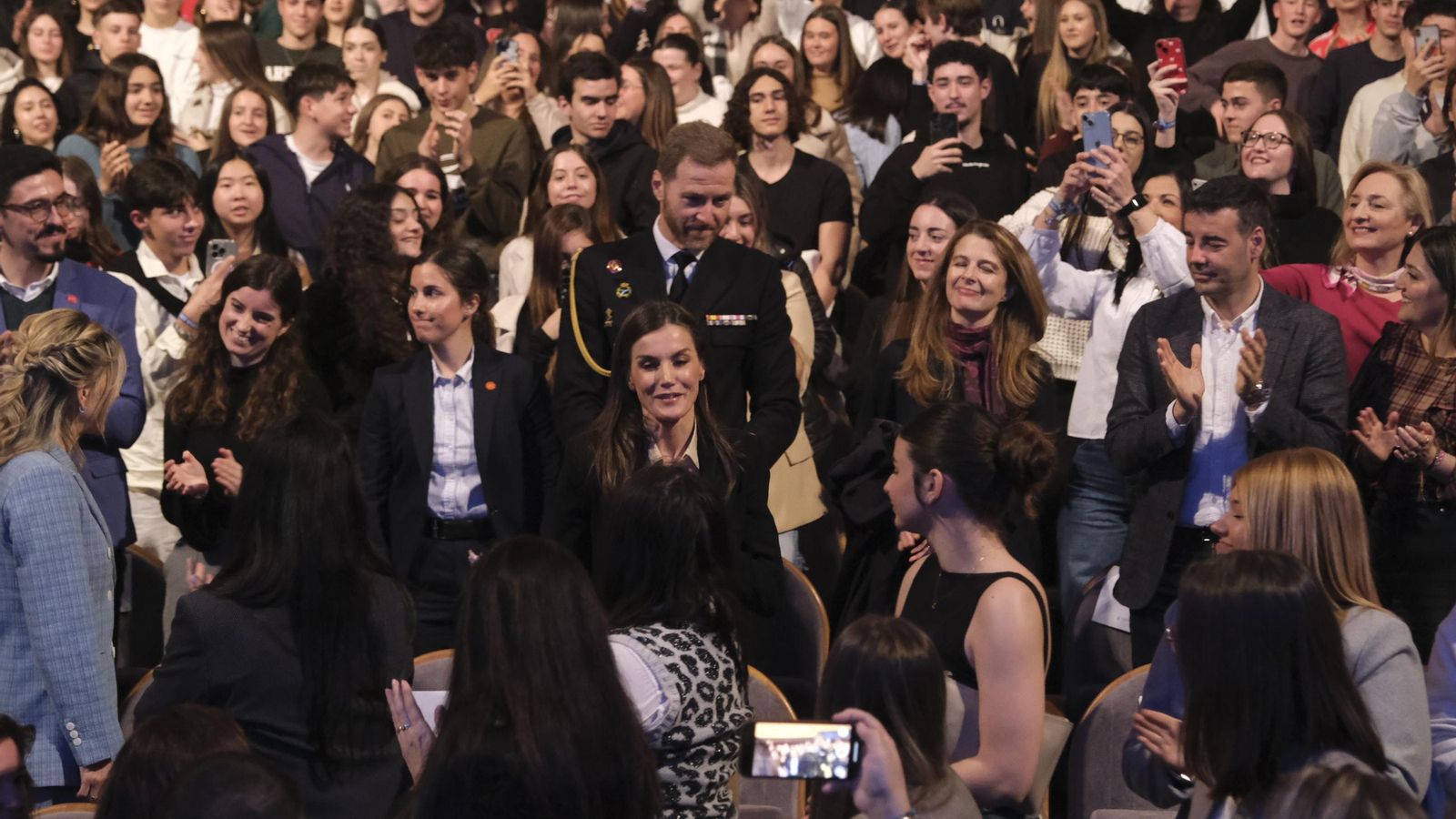 Doña Letizia saludando a su llegada al Auditorio Maestro Padilla.