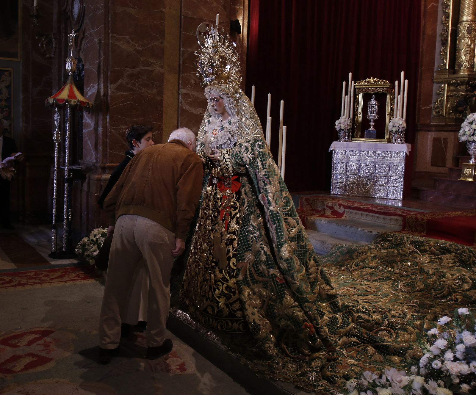 Besamanos de Esperanza de Triana y Macarena