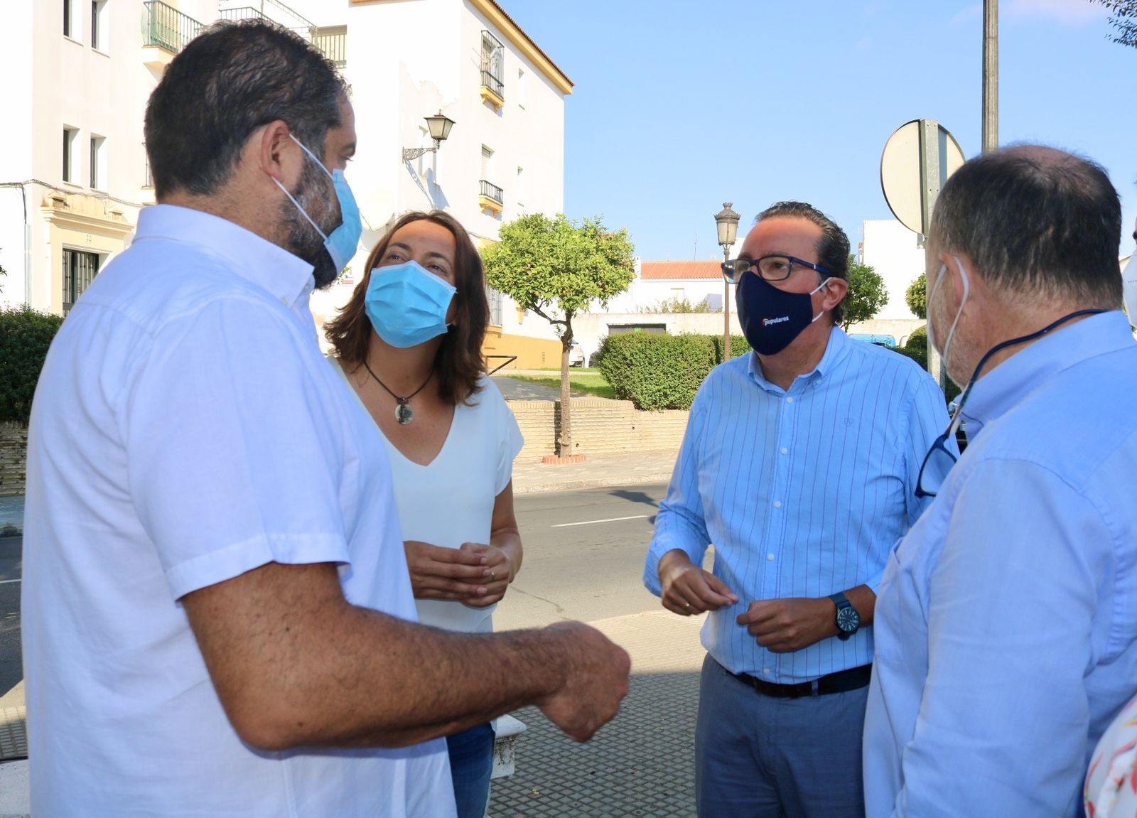 Autoridades del PP en el centro de salud de Cartaya.