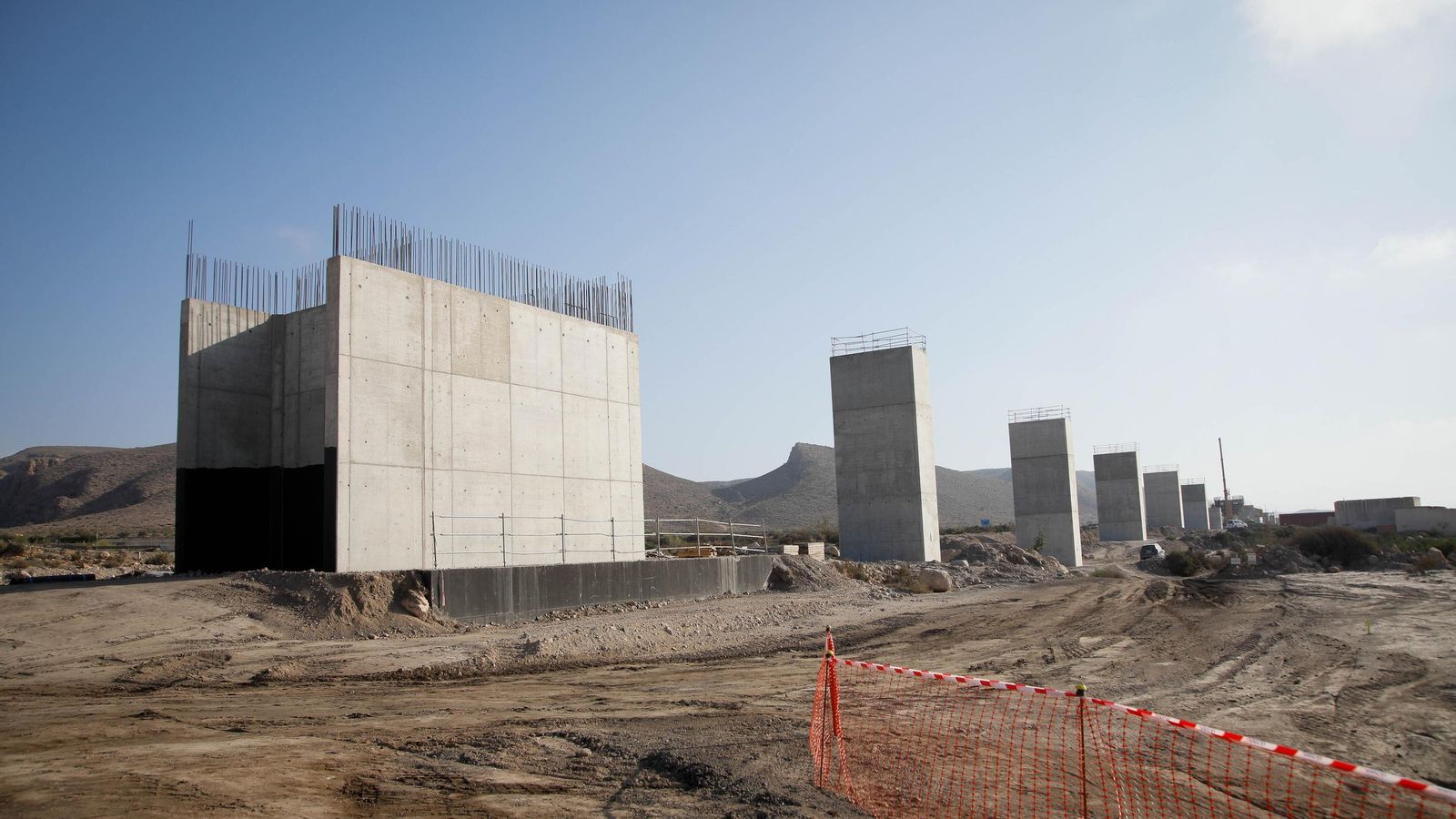 Obras del viaducto de la Alta Velocidad en Barranco del Cebollero, en Almería.