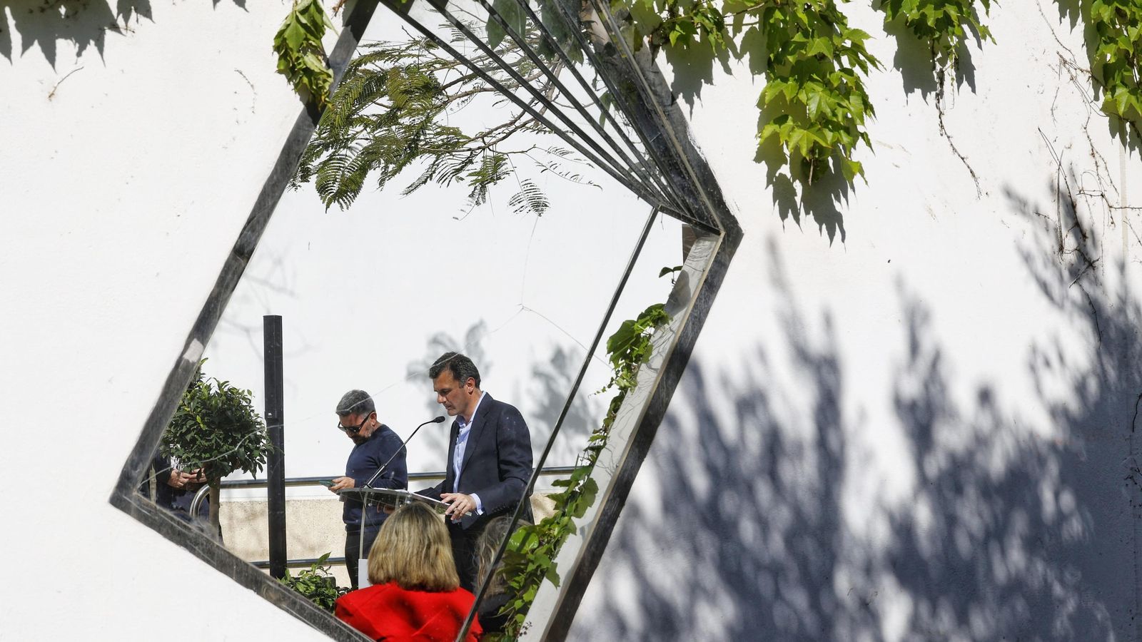 El alcalde de Cádiz, Bruno García, durante la lectura continuada del Día del Libro 2024. El alcalde de Cádiz, Bruno García, durante la lectura continuada del Día del Libro 2024.