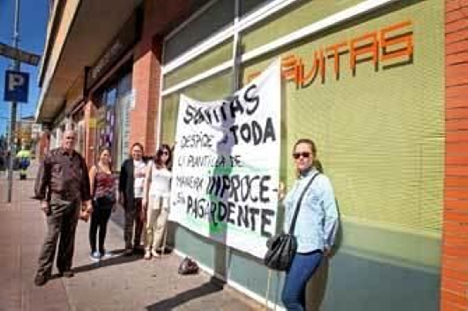 Imagen de la concentración de la plantilla de ex trabajadoras, el pasado miércoles. /Vanesa Lobo