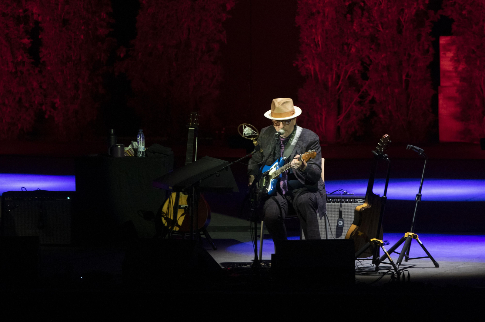 Así ha sido el concierto de Elvis Costello en Granada antes de su suspensión por la lluvia