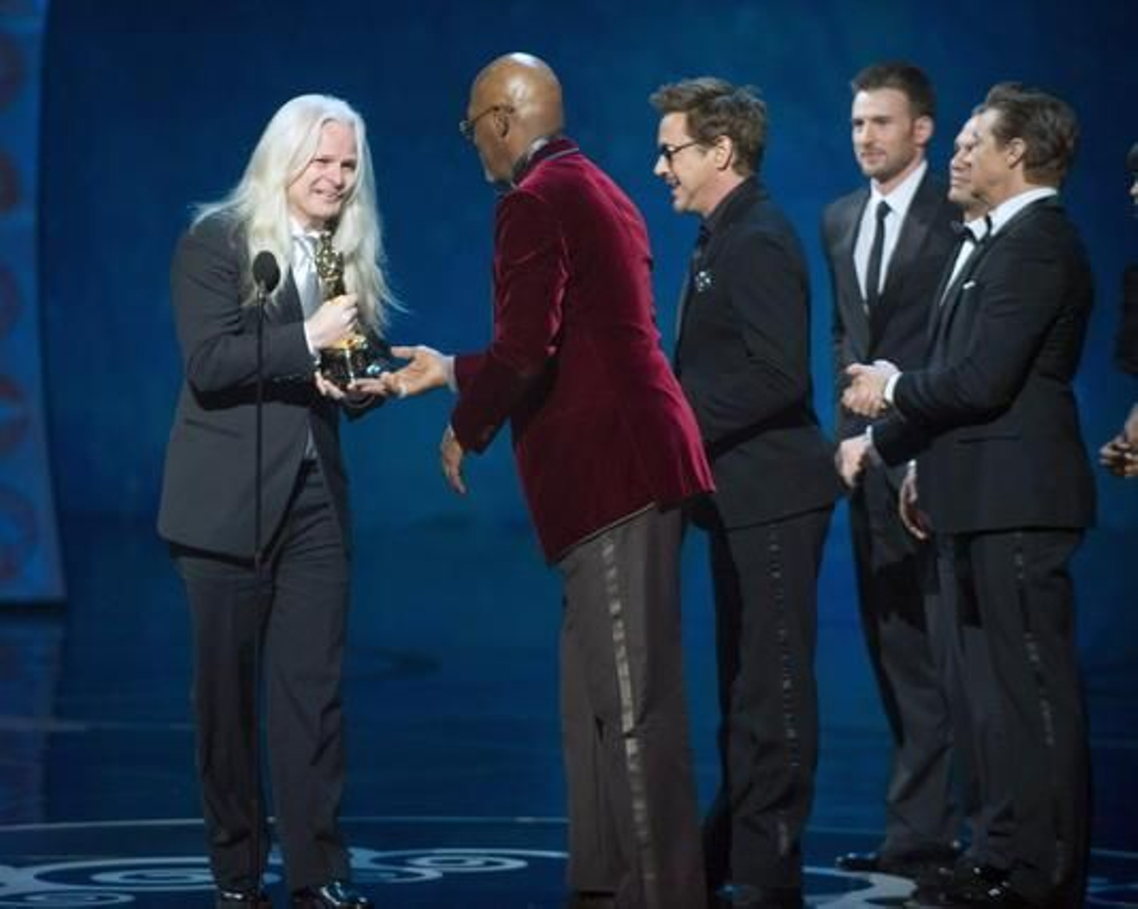 El chileno Claudio Miranda recibe el Oscar a la mejor fotografía por 'La vida de Pi' de manos de Samuel L. Jackson, Robert Downey Jr., Chris Evans, Mark Ruffalo y Jeremy Renner.

Foto: EFE