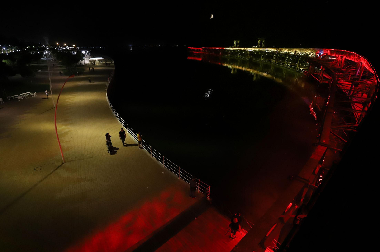 El muelle de mineral de la compañía Riotinto se engalana con los colores de España para celebrar el día de la Hispanidad, en imágenes
