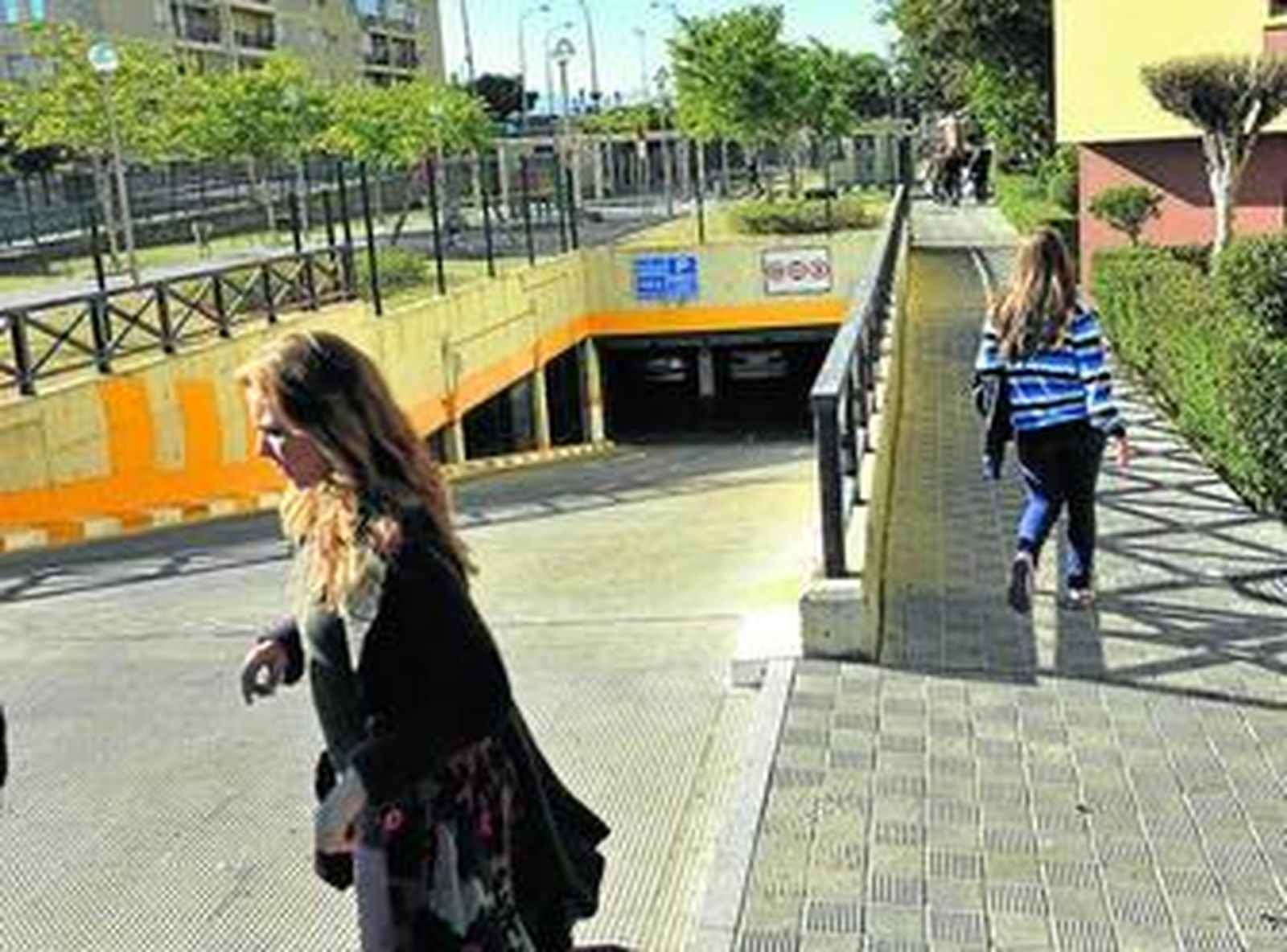 Entrada del aparcamiento rotatorio de la avenida de Coria, en Triana.