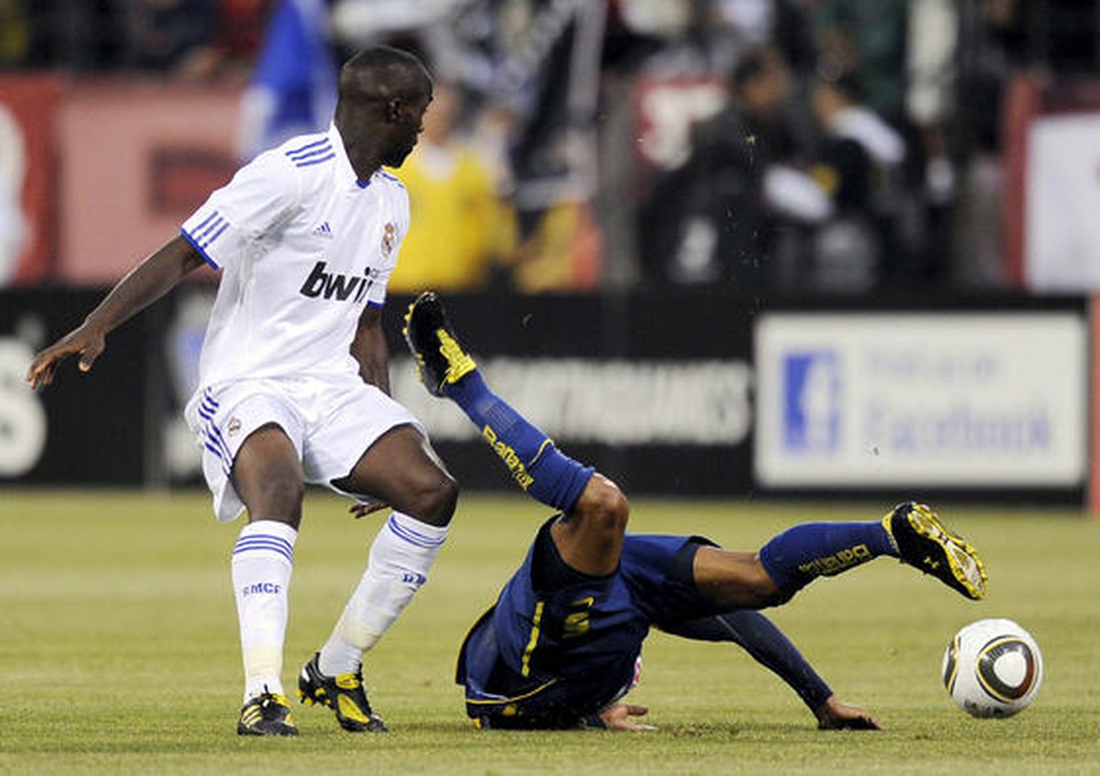 La era de Mourinho con el Real Madrid comenzó de forma triunfal después que el equipo español venciese por 2-3 a las Águilas del América de México, en partido amistoso disputado en el Candlestick Park de San Francisco.

Foto: EFE