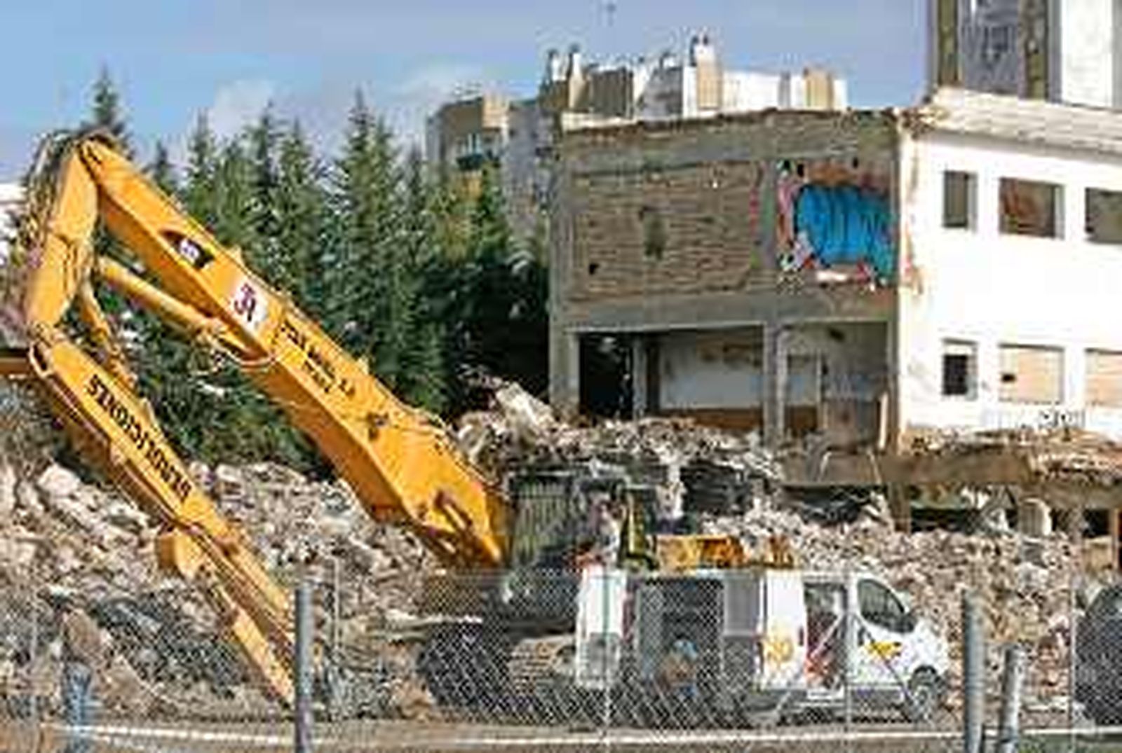 El antiguo Blas Infante está ya medio demolido