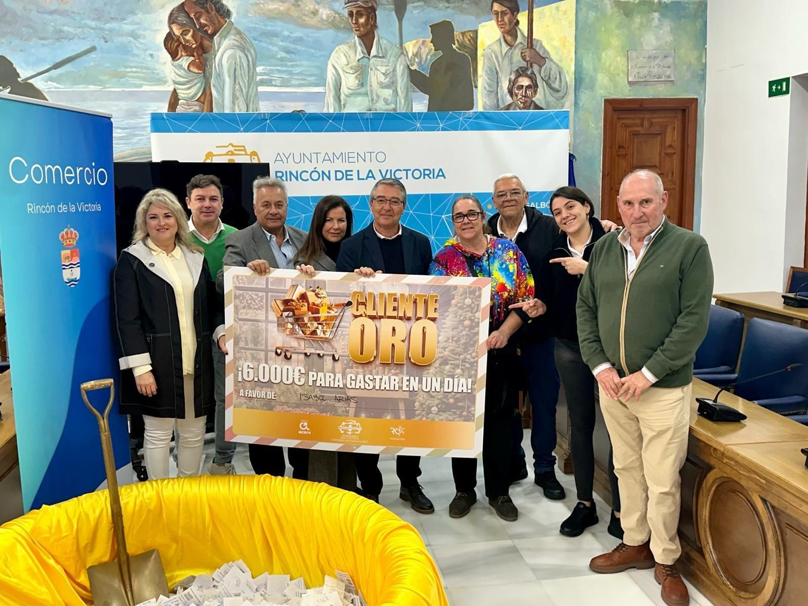 Las autoridades municipales de Rincón de la Victoria, junto a  la ganadora de la campaña Cliente Oro, Isabel Arias