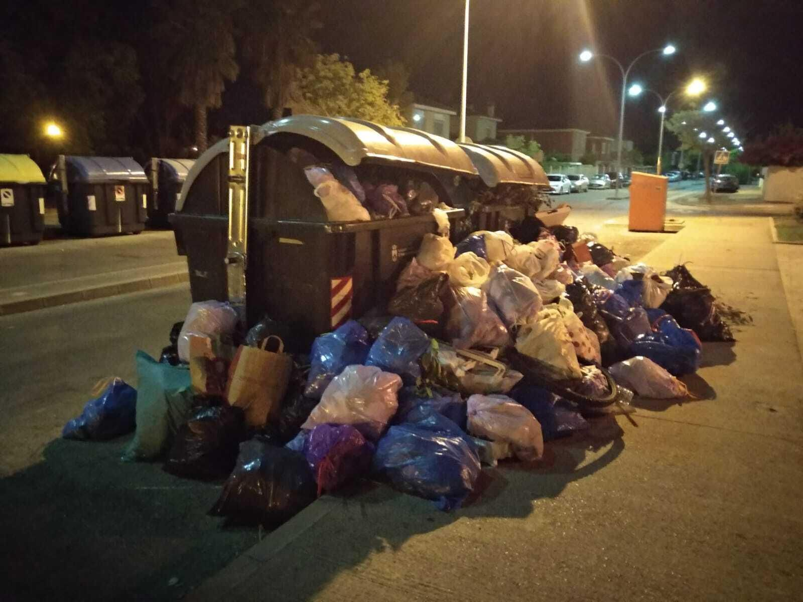 Una imagen de la basura acumulada en una de las calles de Valdelagrana.