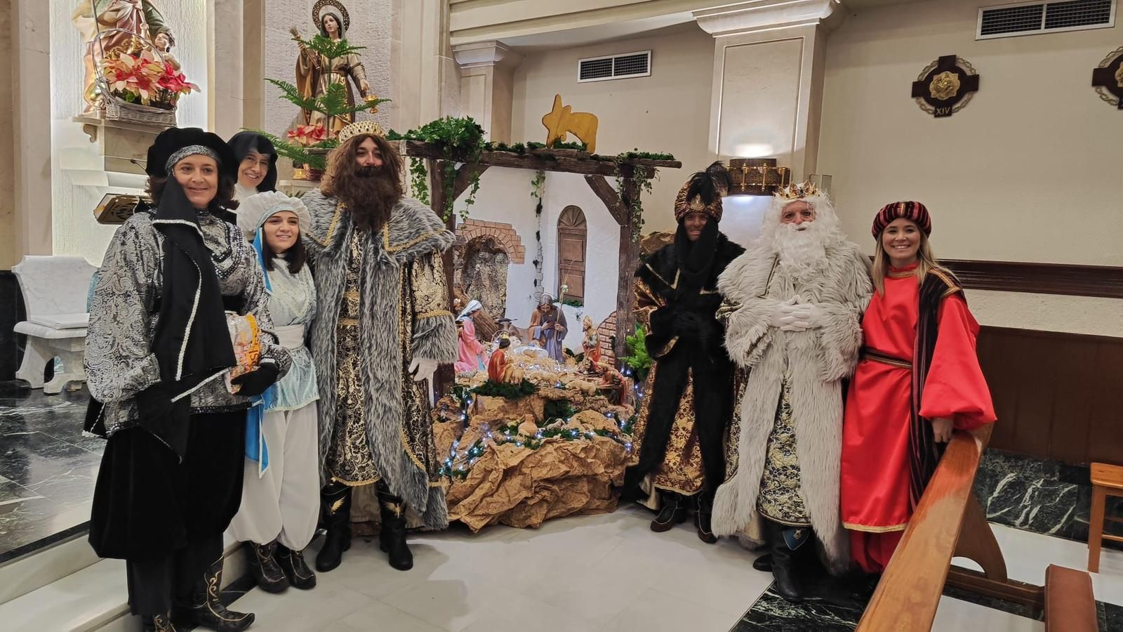 De la Residencia de Mayores a las calles: imágenes del paso de los Reyes Magos por Huércal-Overa