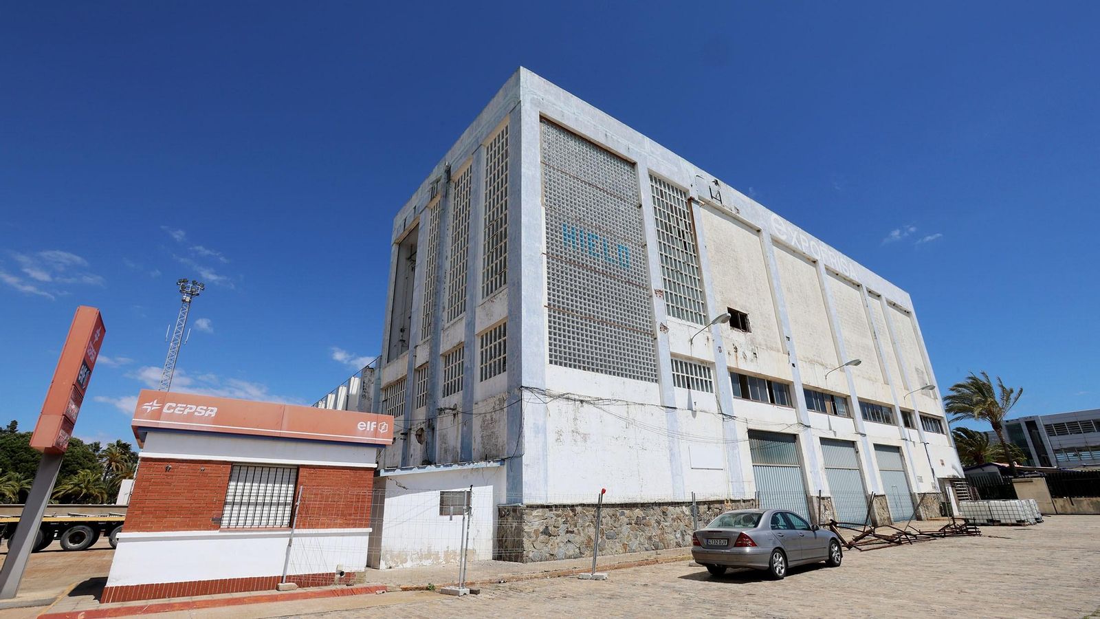 Vista de la nave de Expofrisa a orillas del Muelle de Levante.