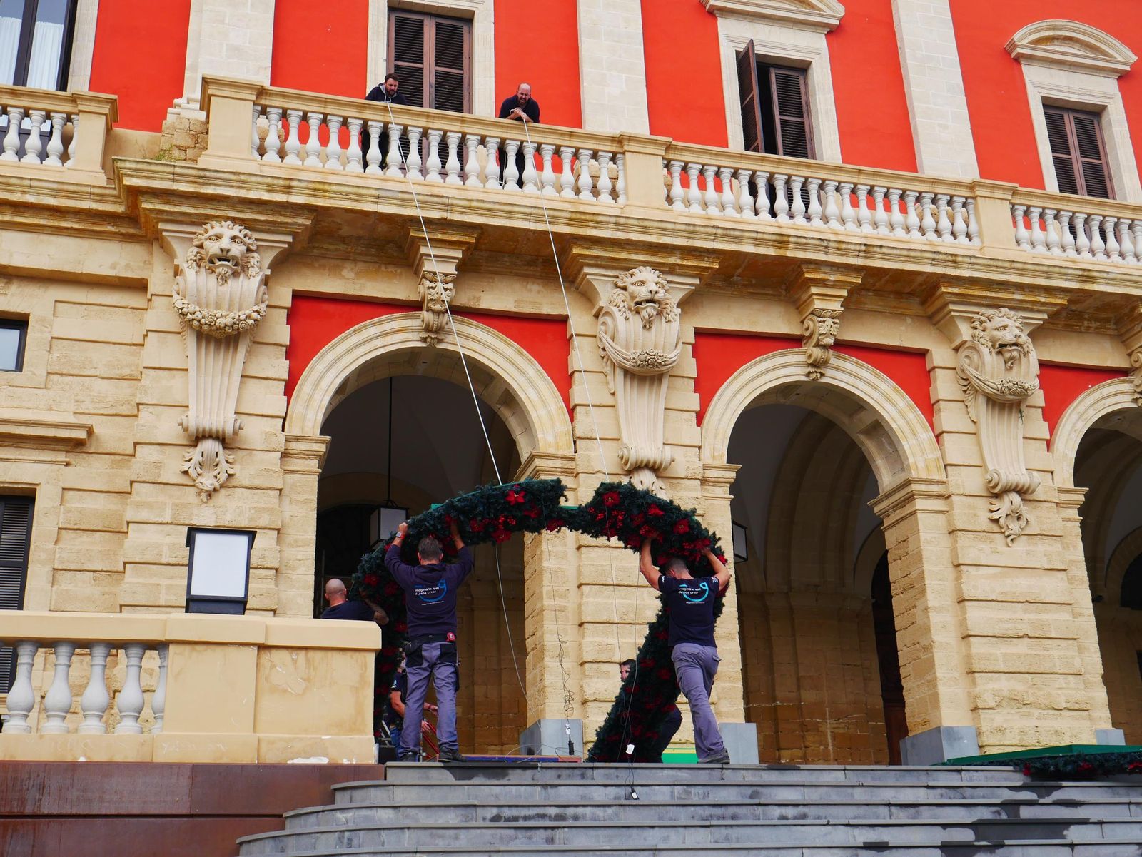 Los cinco arcos de la Casa Consistorial han sido los primeros en adornarse.