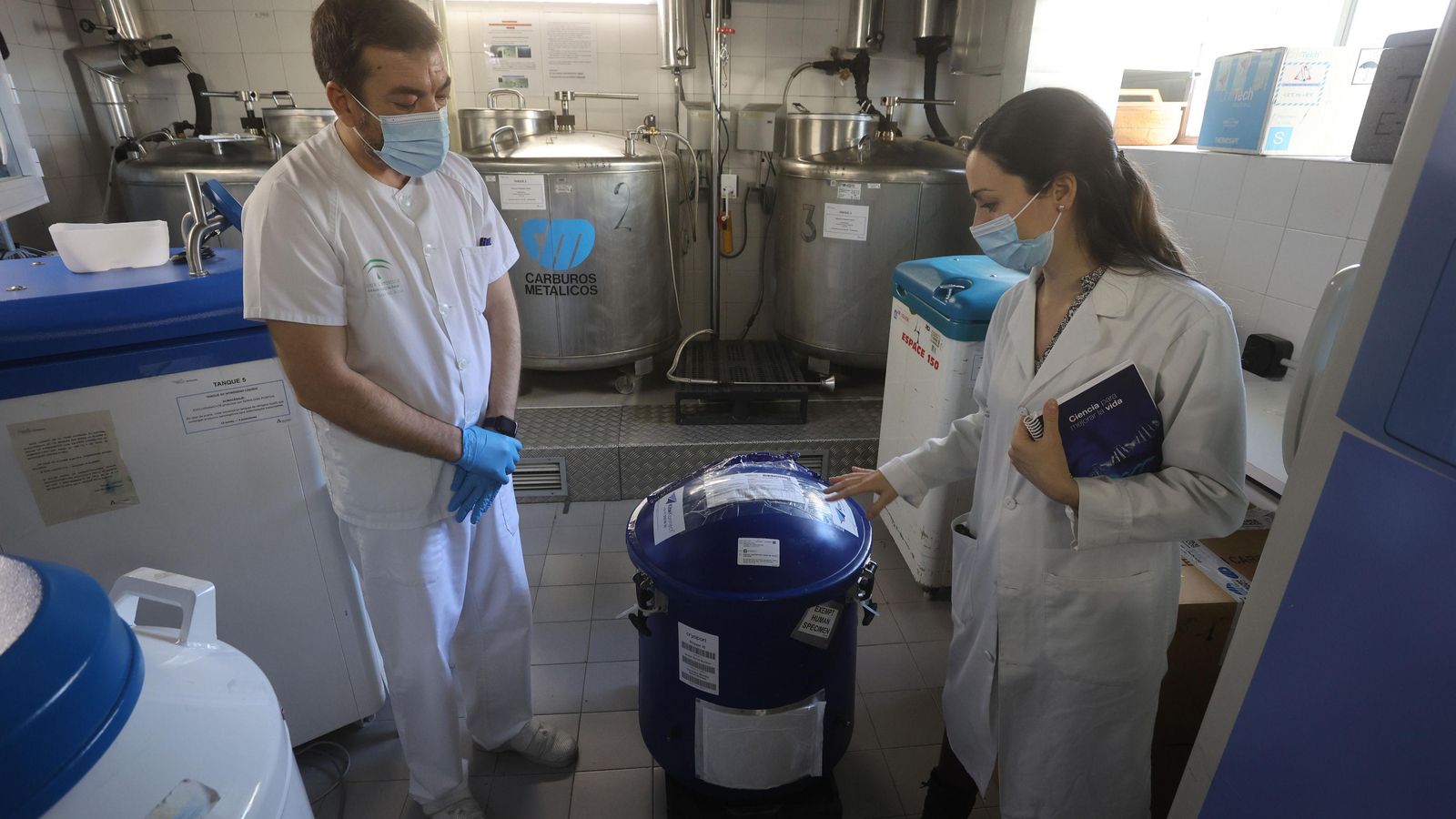 La doctora Escamilla junto a un contenedor que almacena una terapia en el área de Crioconservación.