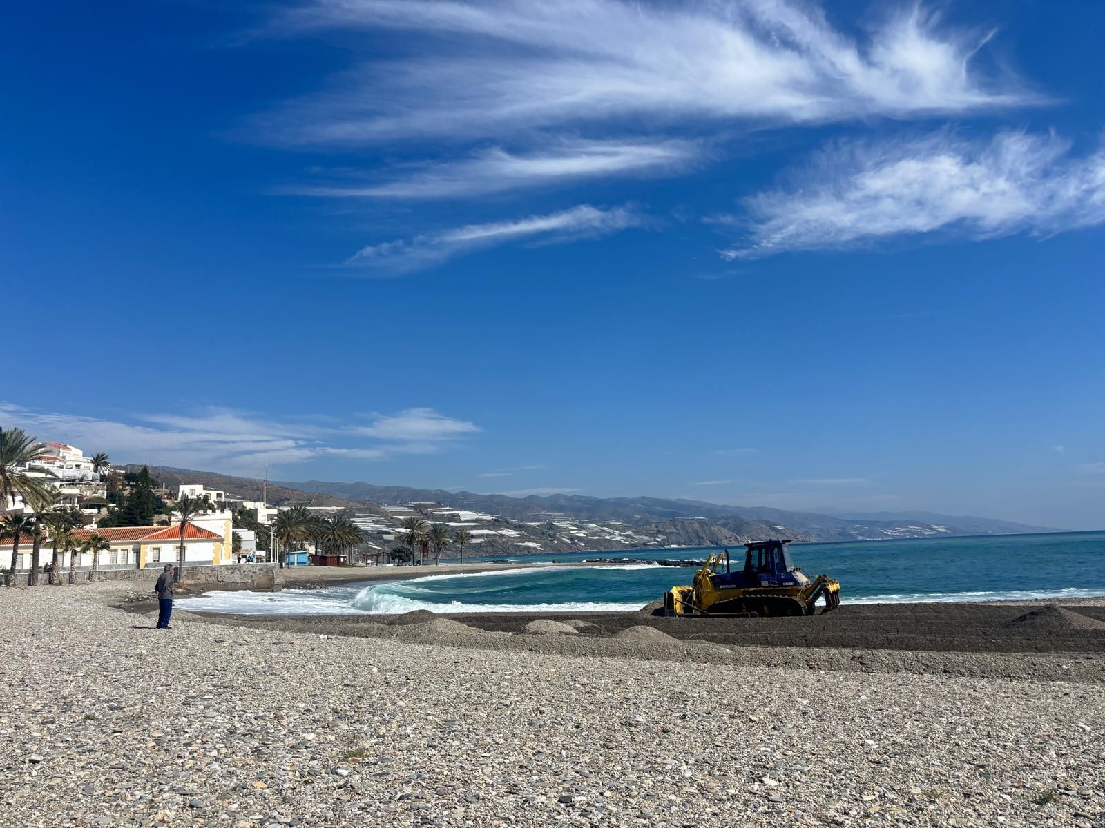 Una máquina trabajando en la playa de Castell de Ferro