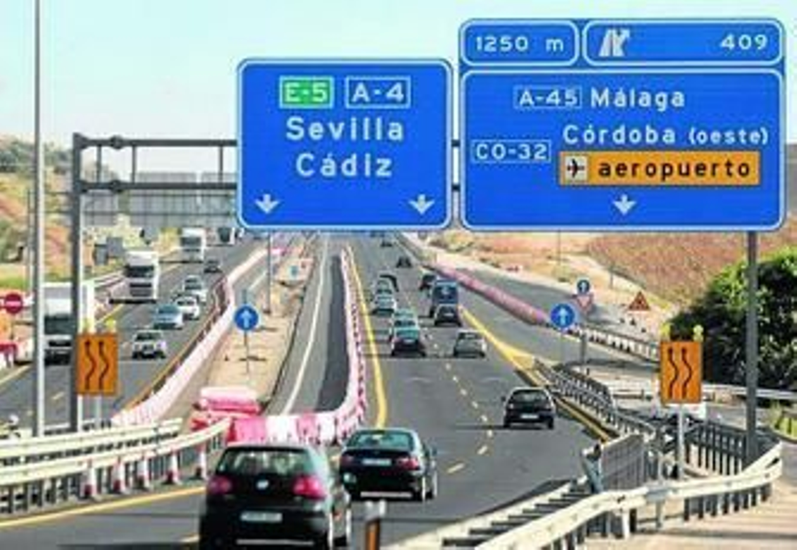 Vehículos a su paso por Córdoba en el enlace de la A-45.