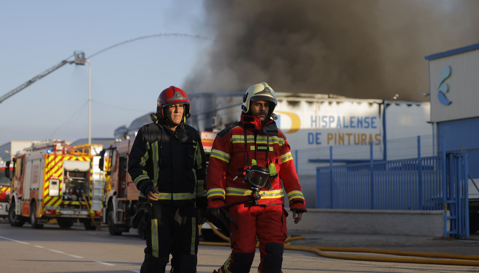 Las fotos del incendio de la fábrica de pinturas