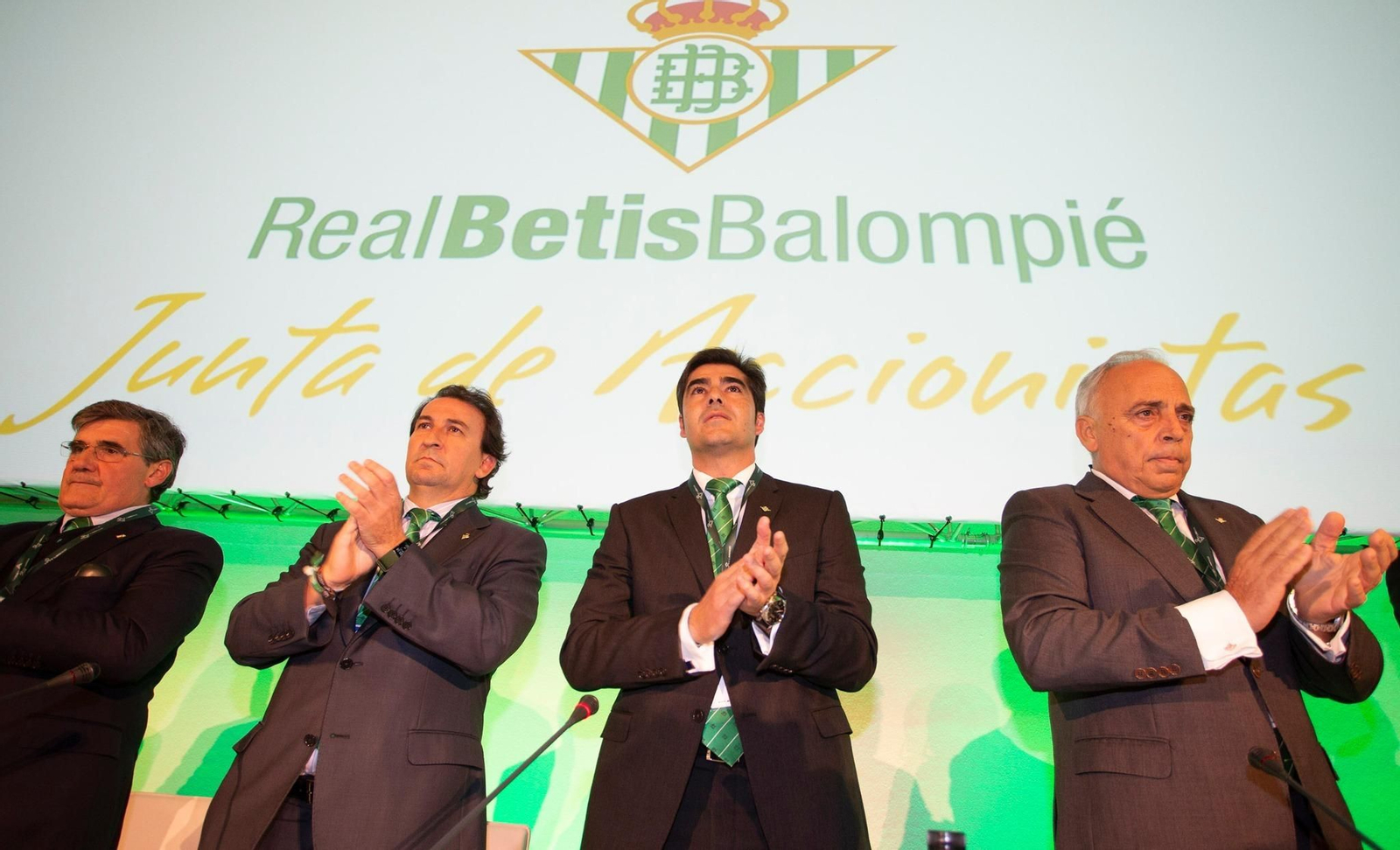 Ángel Haro y José Miguel López, al inicio de la pasada Junta de accionistas.