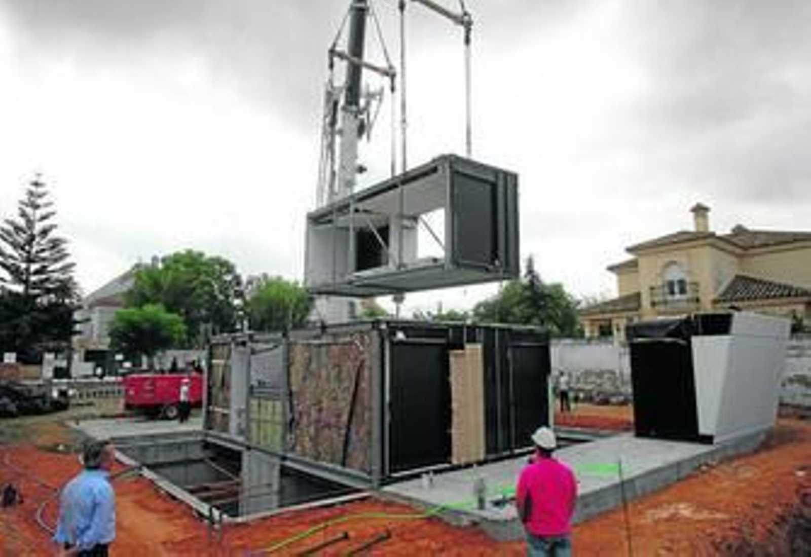 Compases iniciales de la construcción de la casa 'exprés', con la colocación de los módulos.