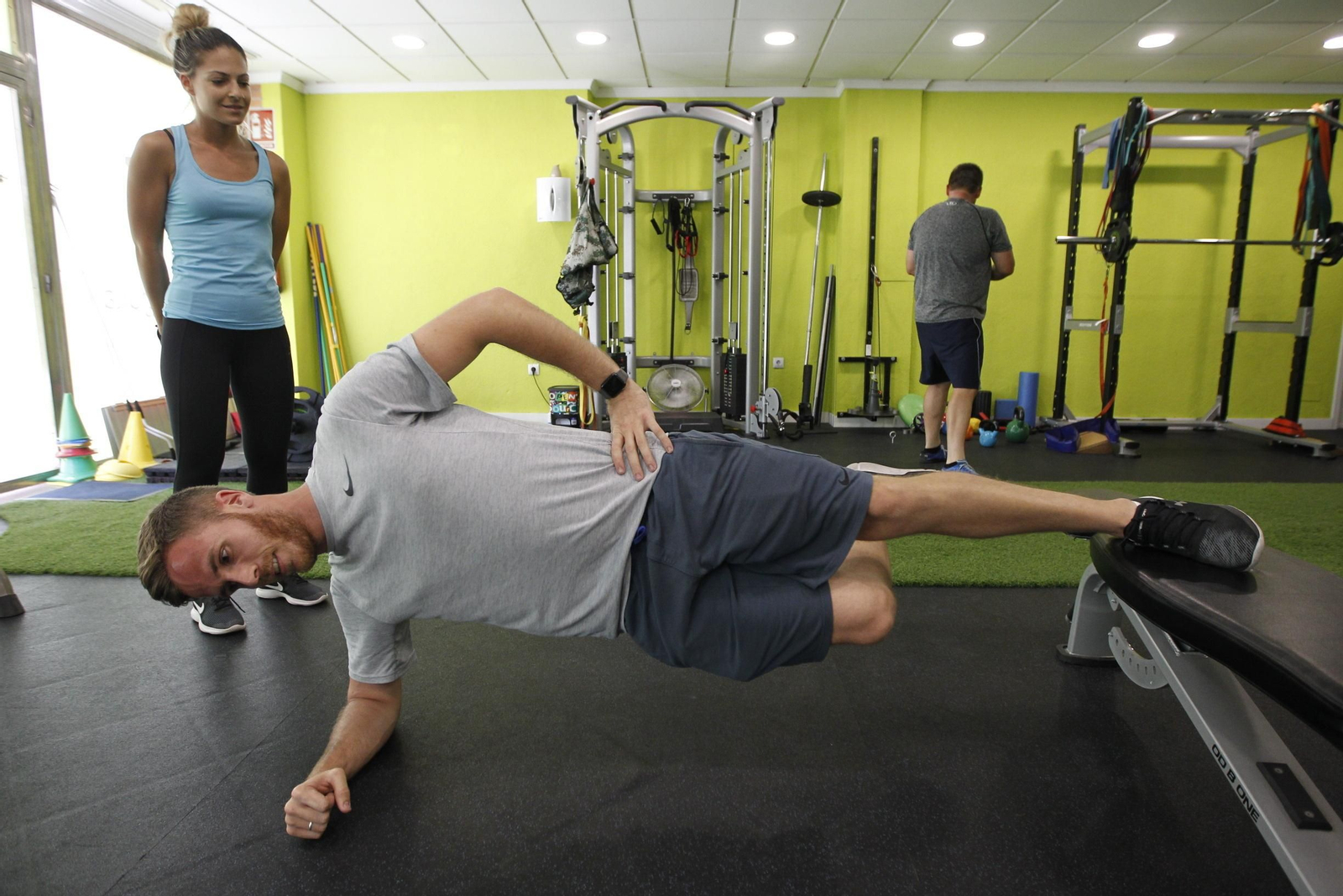 Álex del Águila realiza ejercicios en su centro de entrenamiento personal en Roquetas de Mar.
