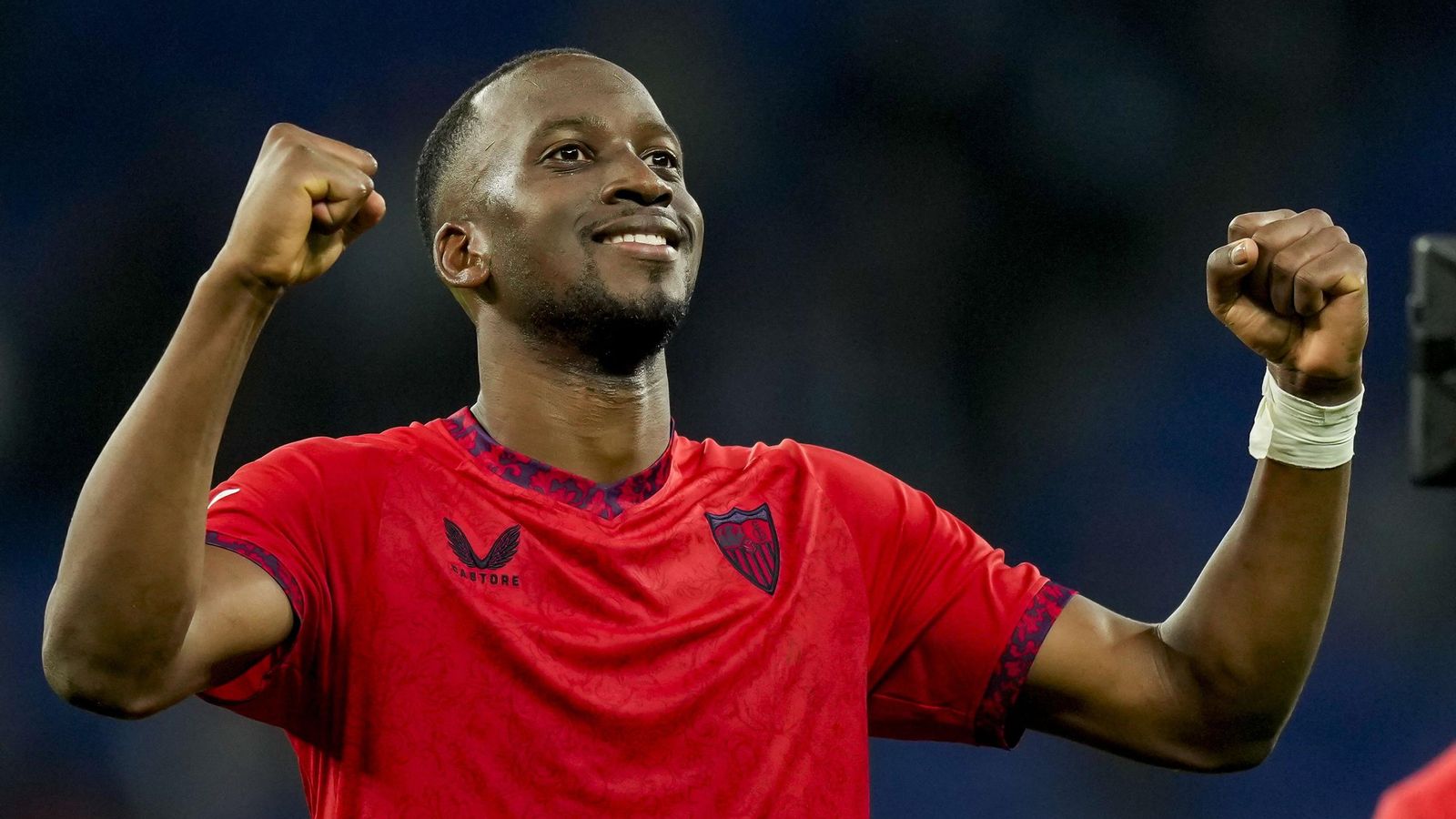 Lukébakio celebra el triunfo sevillista con sus aficionados.