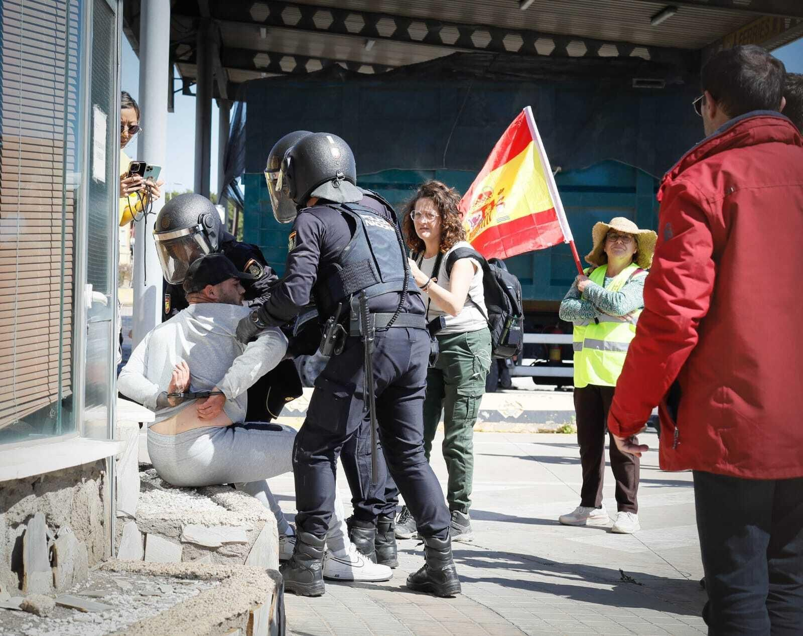 Momento de la detención de uno de los agricultores.