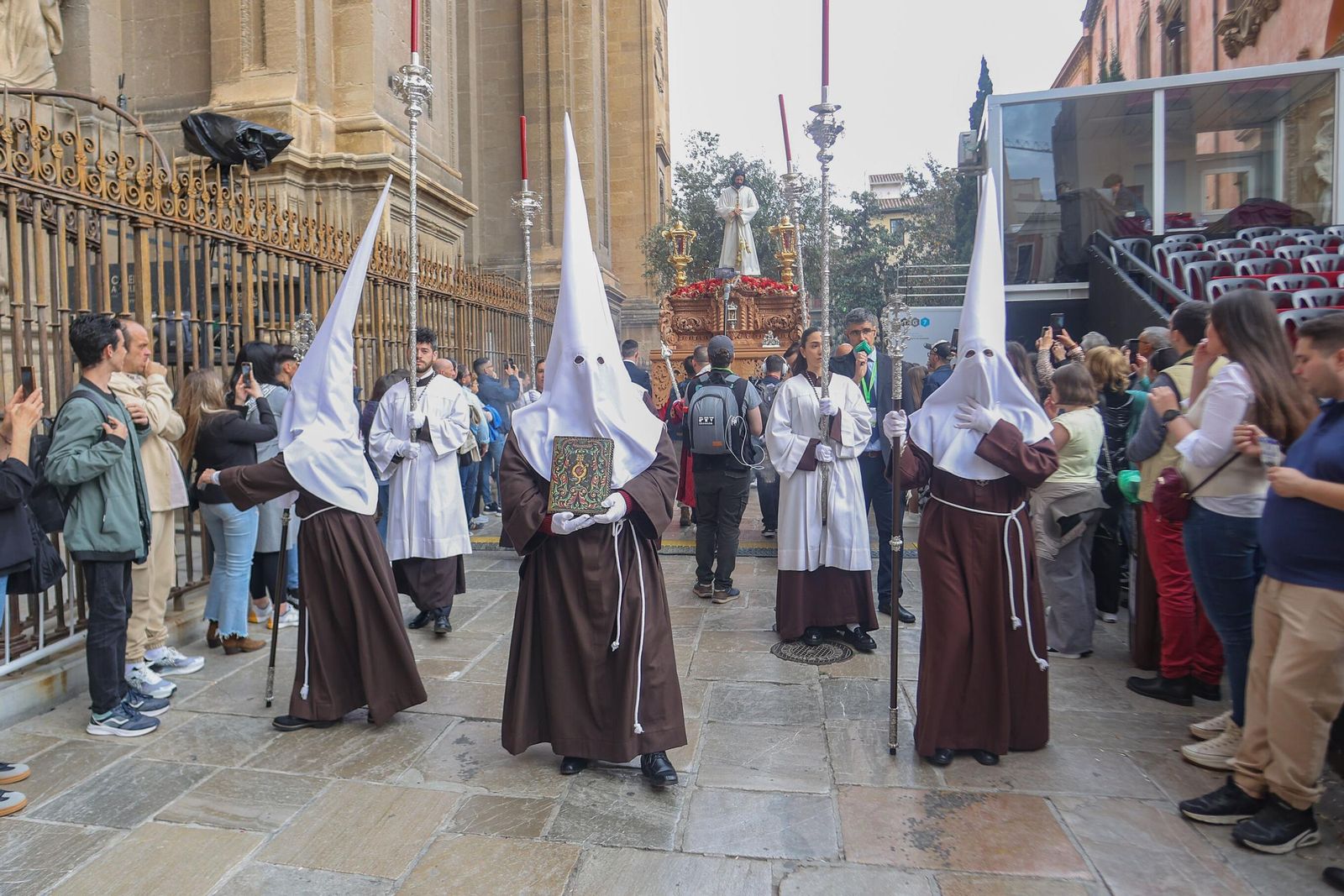 Así vivió Granada la salida de la Hermandad del Cautivo