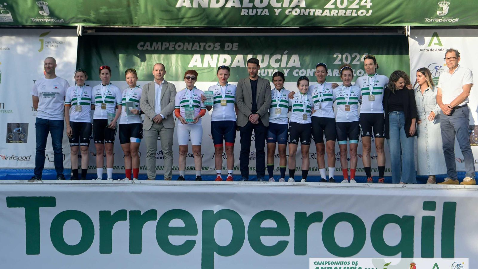 Las campeonas en categoría femenina, en el podio de Torreperogil.