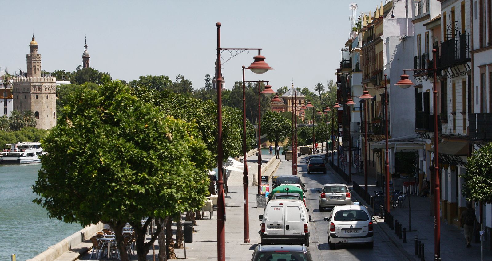 La calle Betis, desde donde se lanzó el joven.