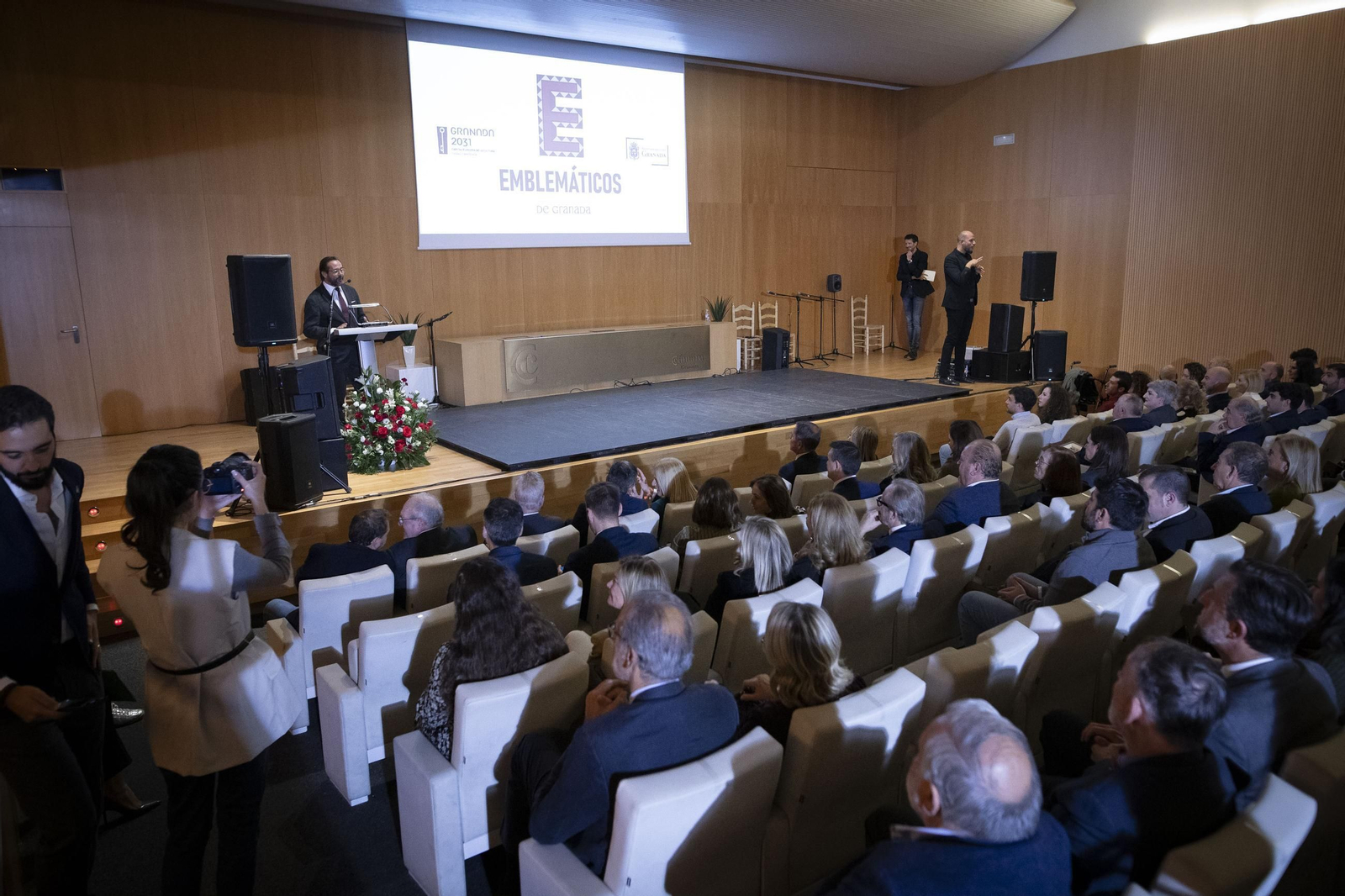 Granada reconoce a sus negocios más emblemáticos