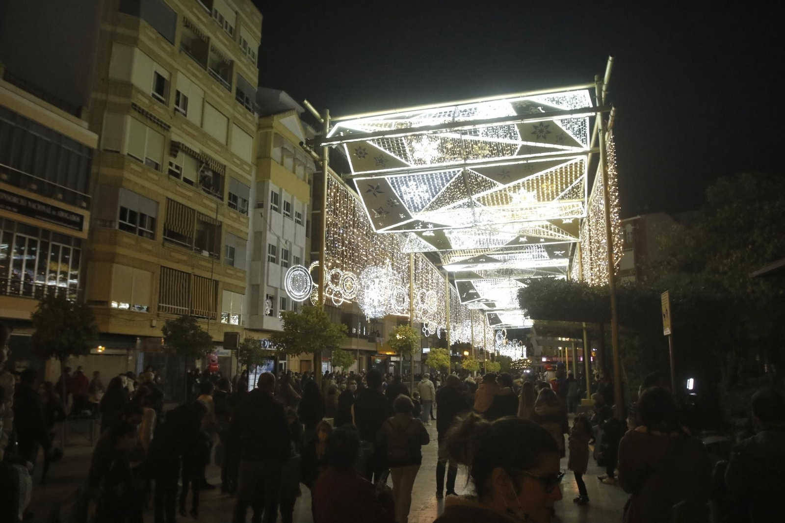 El encendido del espectacular alumbrado navideño de Puente Genil, en fotografías