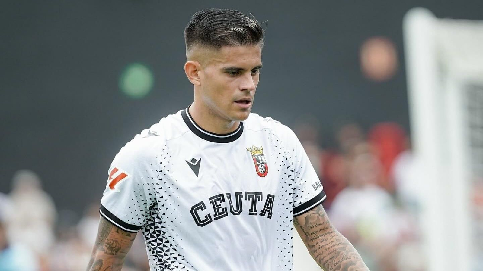 Kuki Zalazar, exjugador del Córdoba CF, en un partido con el Ceuta.