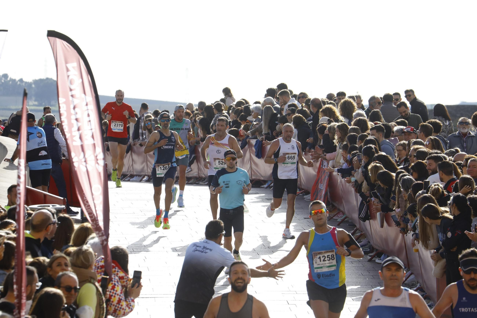 La gloria de cruzar la Puerta del Puente: las fotos de la línea de meta de la Media Maratón de Córdoba 2024