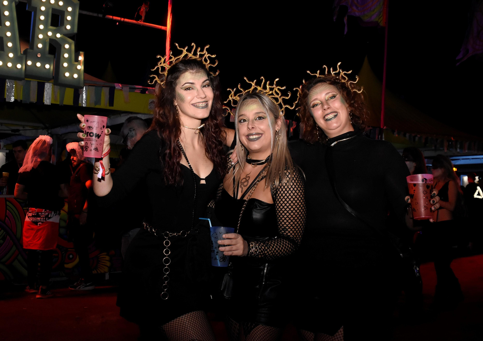 El festival Elrow reúne en Córdoba a miles de personas, en imágenes