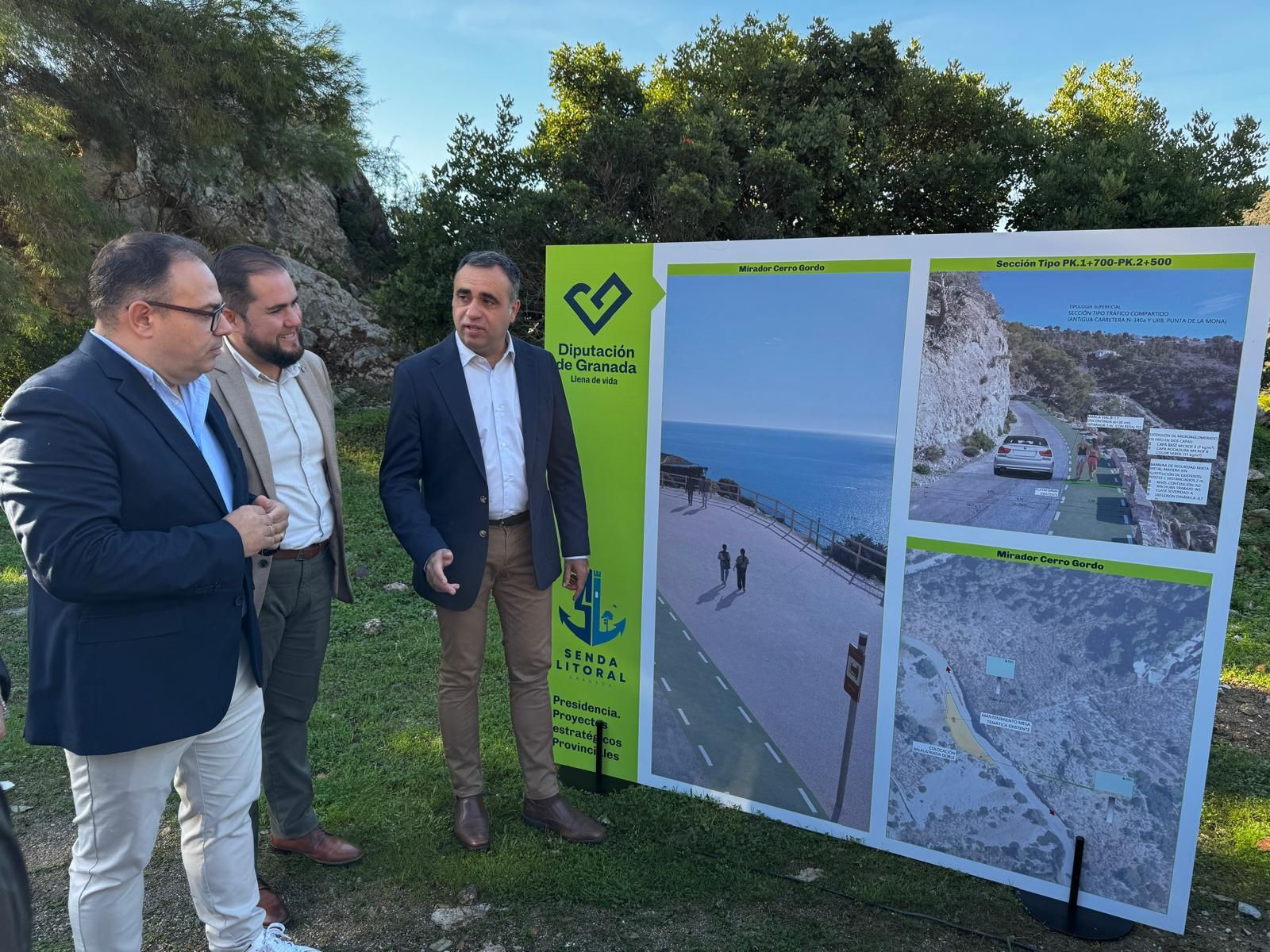 El alcalde de Almuñécar, el diputado de Obras y el presidente de la Diputación con el cartel de la obra que se realizará en Cerro Gordo