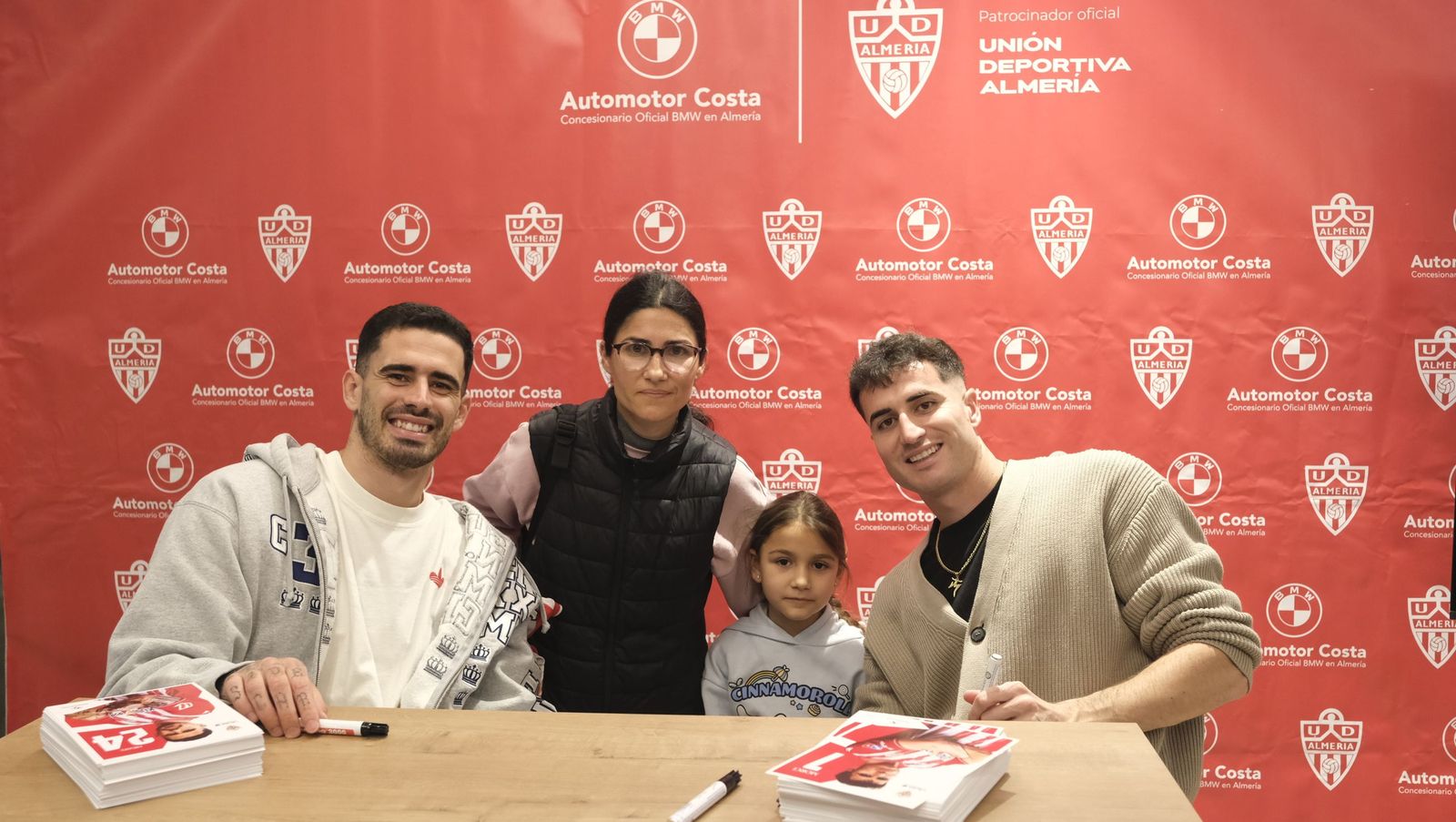 Jon Mocillo y Miguel de la Fuente firman autógrafos en Automotor Costa BMW