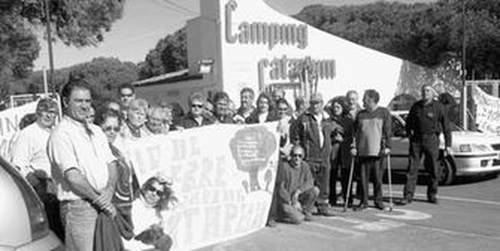Protesta de los campistas contra el cierre de las instalaciones.