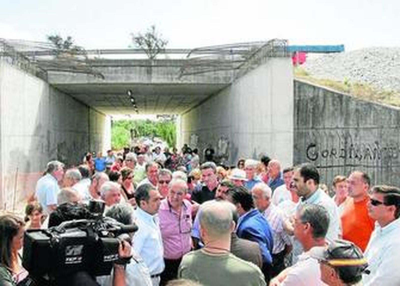Los vecinos  afectados por el corte del Camino Viejo de Rota, se reunieron ayer con el alcalde.