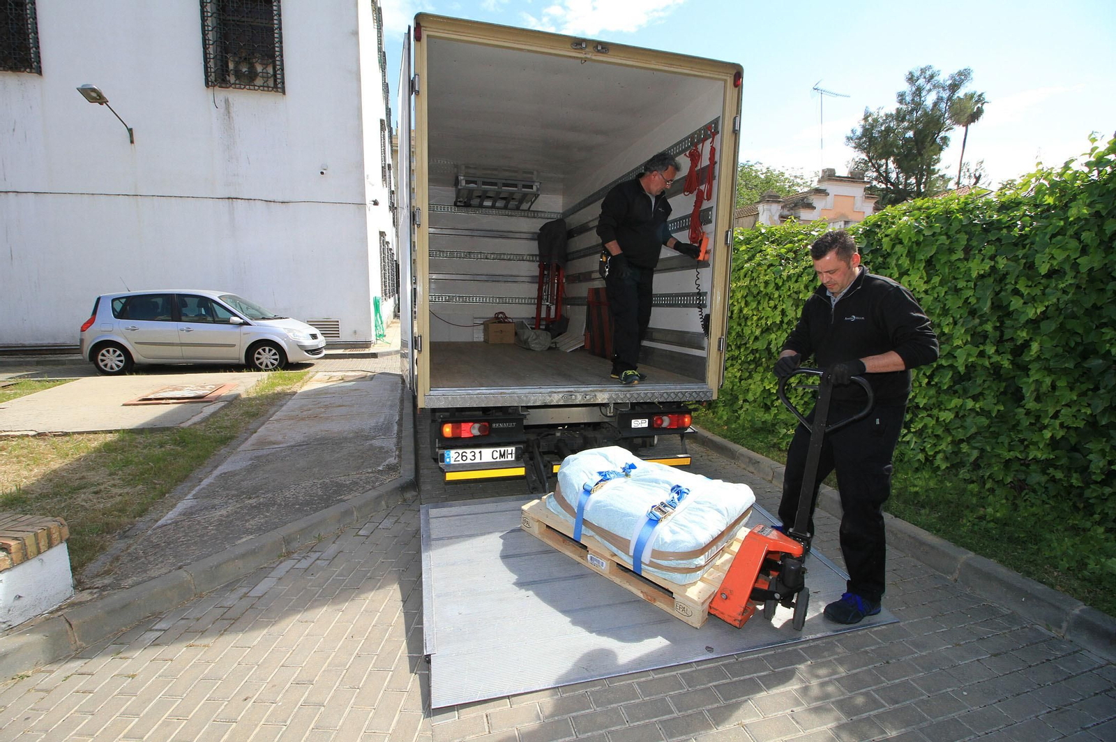 Imágenes de la llegada al museo de Huelva de la estela de cerca de 5.000 años de antigüedad hallada en Cañaveral de León