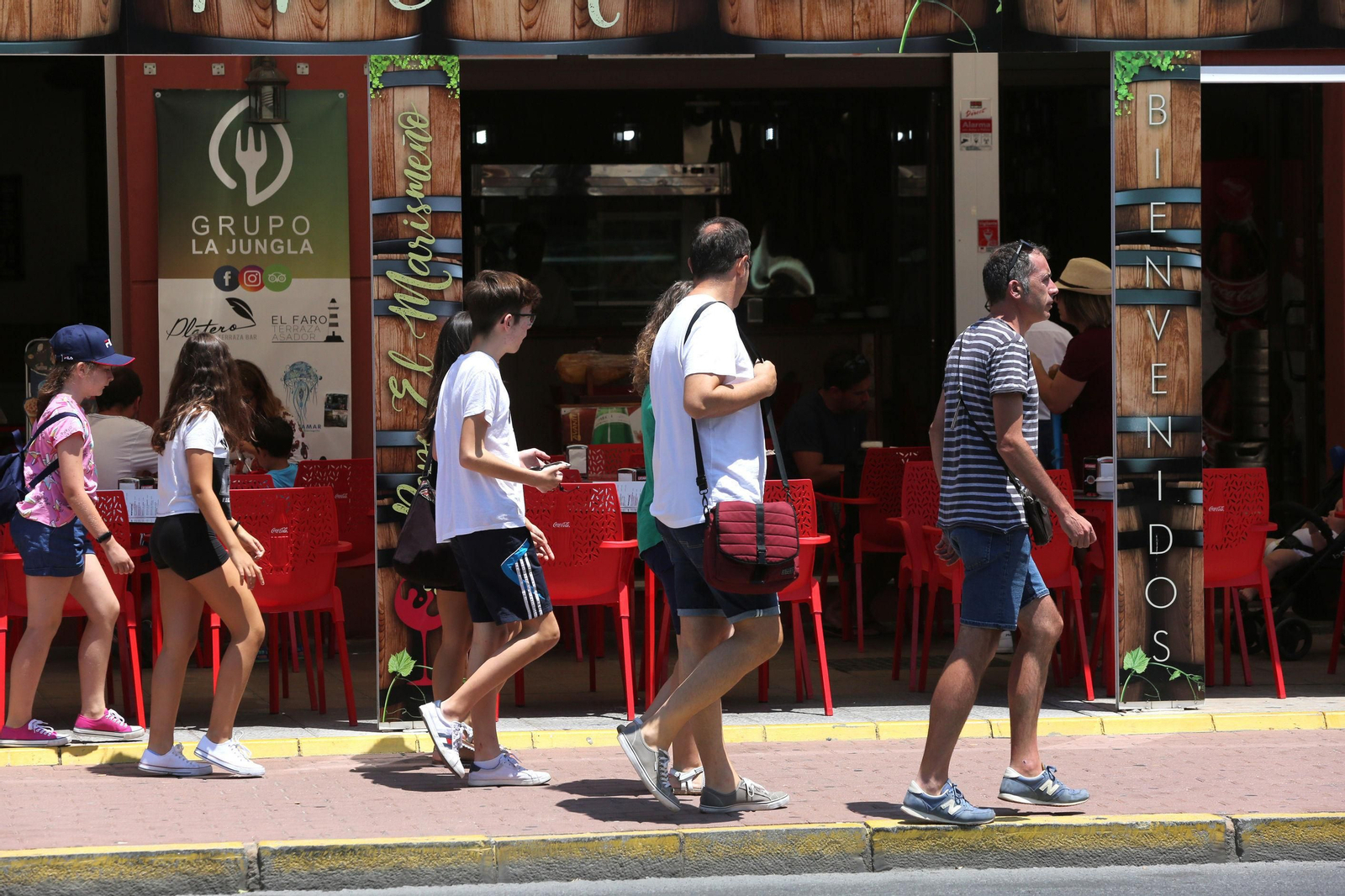 Un grupo de turistas pasea por un municipio onubense.