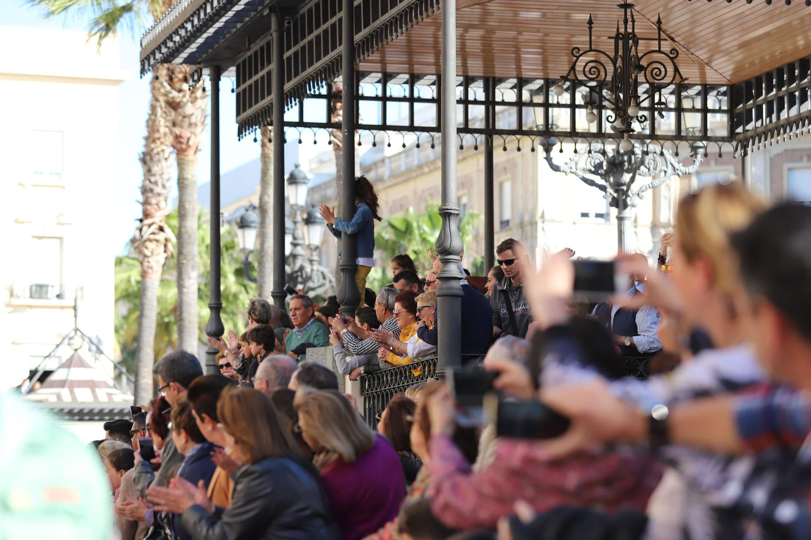 Ambiente  para recibir a la Legión en las calles de Huelva