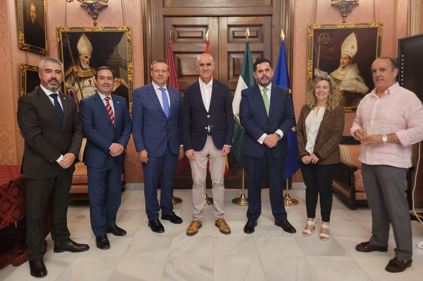 Muñoz y Barrionuevo con el comité organizador del Congreso de empresas instaladoras.